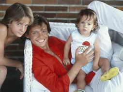 Sergio, hermano menor de Luis Miguel (D), sería fruto de un encuentro de Marcela Basteri con 'El Negro' Durazo. INSTAGRAM / luismiguellaserie