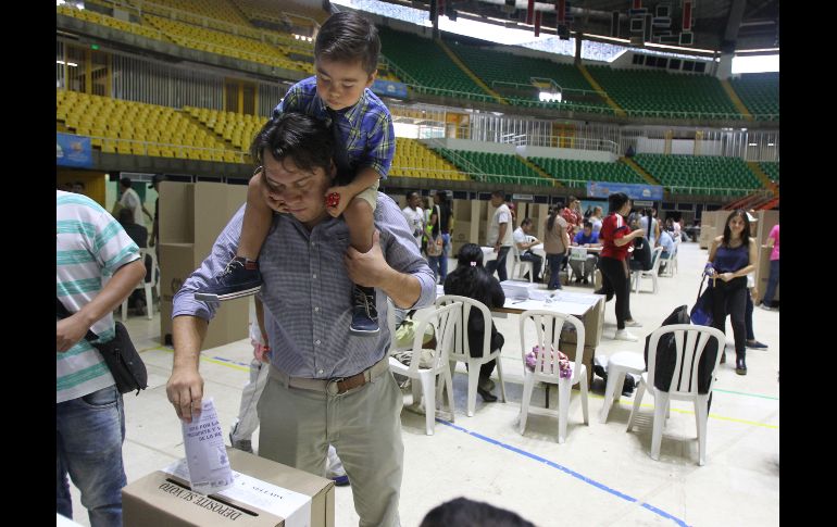 Un hombre vota en un colegio electoral de Cali, Colombia. El país elige entre seis candidatos a su próximo mandatario para el período 2018-2022. EFE/E. Guzmán Jr.