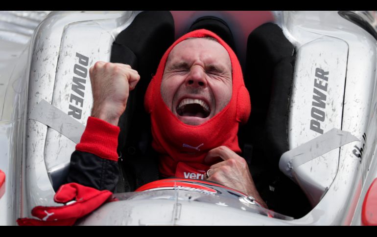 El australiano Will Power celebra tras ganar la carrera de autos de Indianápolis, en la ciudad del mismo nombre en Estados Unidos. AP/M. Conroy