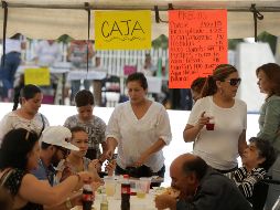 Los vecinos están ofreciendo desde pozole, tortas ahogadas y bebidas frescas, hasta cortes de cabello, postres, juegos infantiles, ropa y música en vivo. EL INFORMADOR / F. Atilano