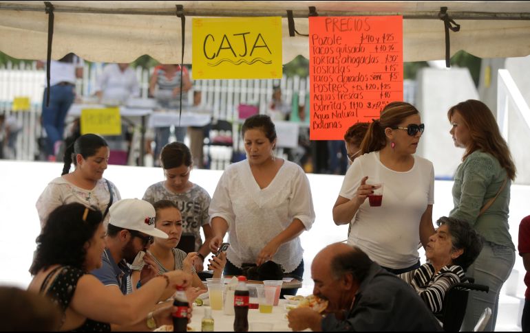 Los vecinos están ofreciendo desde pozole, tortas ahogadas y bebidas frescas, hasta cortes de cabello, postres, juegos infantiles, ropa y música en vivo. EL INFORMADOR / F. Atilano