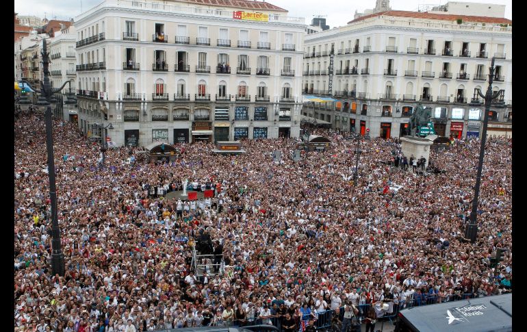 Aficionados se congregan en la puerta del Sol, donde se ubica la Comunidad de Madrid, para ver a los jugadores. EFE/V. Lerena Festejos Real Madrid