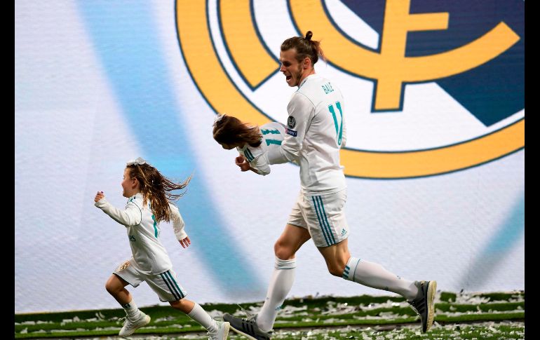 Gareth Bale con sus hijas en la celebración en el estadio Santiago Bernabeu. AFP/O. Del Pozo