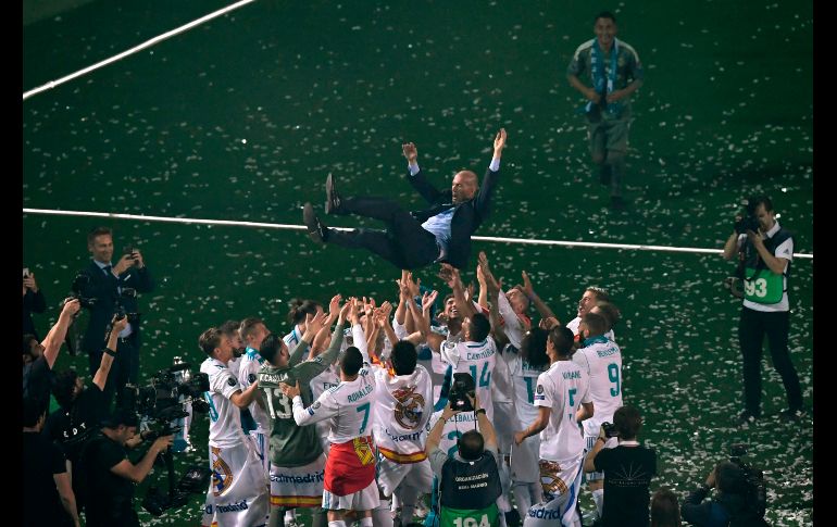 Jugadores lanzan al entrenador Zinedine Zidane. AFP/g. Bouys