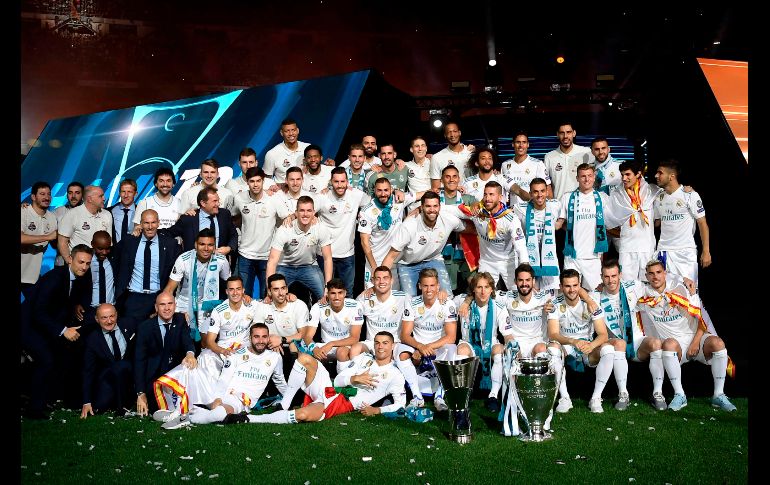 El equipo de futbol posa con el jugadores del equipo de basquetbol del Real Madrid. Este último ganó la Final Four de la Euroliga 2018. AFP/O. Del Pozo