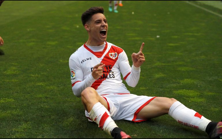 Álex Moreno celebra el tanto que vuelve a poner a los frangirrojos en el máximo circuito.  EFE/J. Martín