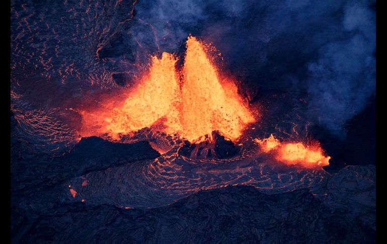 Lava emerge de la fisura 7 del volcán Kilauea en Pahoa, dentro de Hawái. EFE/EPA/B. Omori/Paradise Helicopters