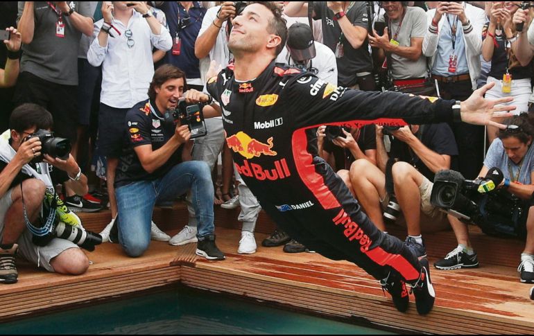 A lo grande. Daniel Ricciardo festejó lanzándose “de panzazo” a una alberca cercana a la bahía de Mónaco. EFE/Y. Lavat