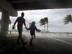 El seguimiento de lo desastres por redes sociales expone a los menores a imágenes muy intrusivas. AP/Archivo