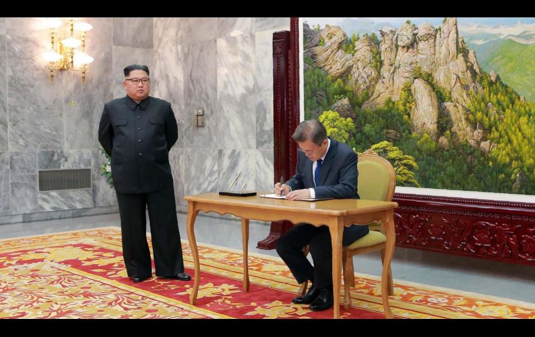 Los presidentes Kim Jong-Un y Moon Jae-In durante su segunda cita. AFP
