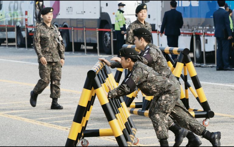 Soldados surcoreanos realizan movimientos en la zona neutral de cara a la reunión. AFP