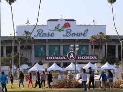 Aspectos del exterior del Estadio Rose Bowl, en donde este lunes tendrá lugar el encuentro amistoso. SUN/G. Velázquez