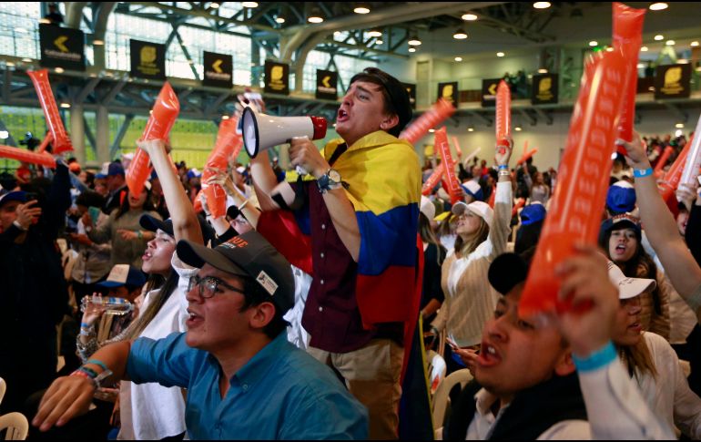 Colombianos celebran los resultados de la jornada electoral. AFP/J. Vizcaíno