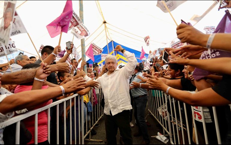 López Obrador fue arropado por simpatizantes. SUN/V. Rosas