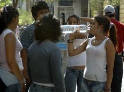 Recomiendan hidratarse adecuadamente y no exponerse de manera prolongada a los rayos solares. EL INFORMADOR/ARCHIVO