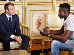 “Debido a que este es un acto excepcional... hoy vamos a regularizar todos tus documentos”, indica Macron al migrante. AFP / T. Camus