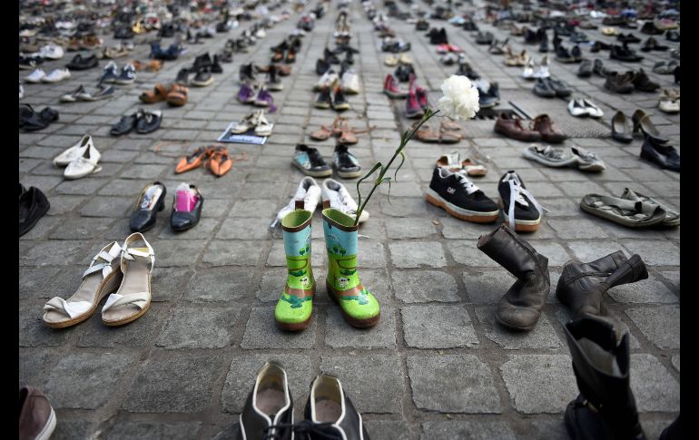 Zapatos se despliegan en Bruselas, Bélgica, como parte de una instalación de la organización Avaaz previo a una reunión de ministros del Exterior de la Unión Europea. Cuatro mil 500 zapatos colocados representan las muertes por el conflicto Israel-Palestina desde 2009. AFP/J. Thys