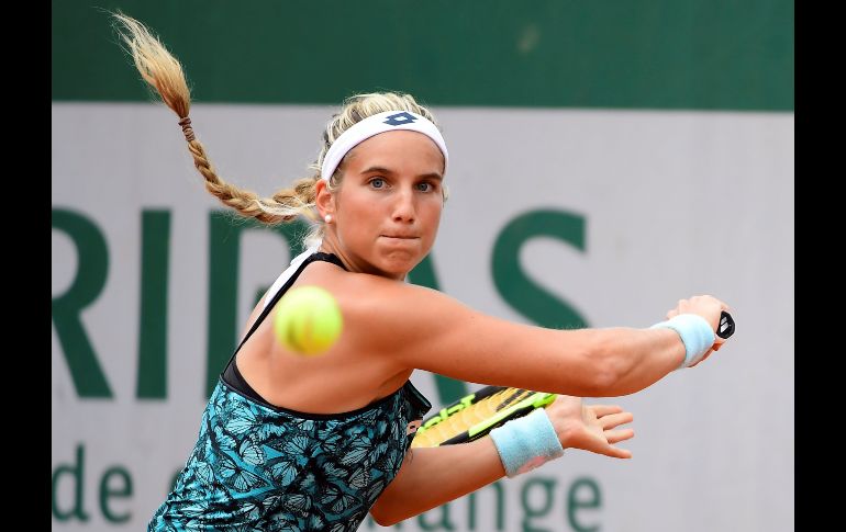 La tenista italiana Deborah Chiesa devuelve la bola a la suiza Belinda Bencic, durante un partido de primera ronda del torneo de tenis Roland Garros en París, Francia. EFE/ C.Blumberg