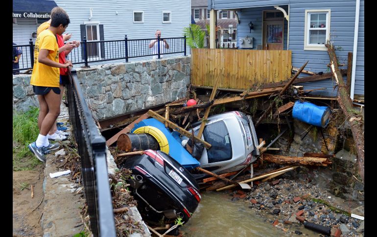 Autos quedaron junto a un puente luego de inundaciones por el desbordamiento del río Patapsco en  Ellicott City, en la entidad estadounidense de Maryland. AP/D. McFadden