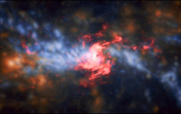 La galaxia NGX 5643 está ubicada a 55 millones de años luz de la Tierra, en  la constelación del Lobo. ESPECIAL / www.almaobservatory.org