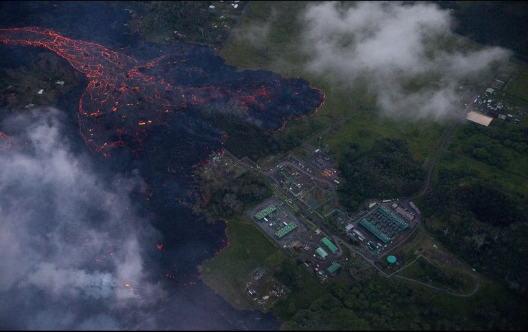La lava se acerca a las instalaciones de la planta Puna Geothermal Venture en una imagen del 27 de mayo. EFE/ Bruce Omori-Paradise Helicopters
