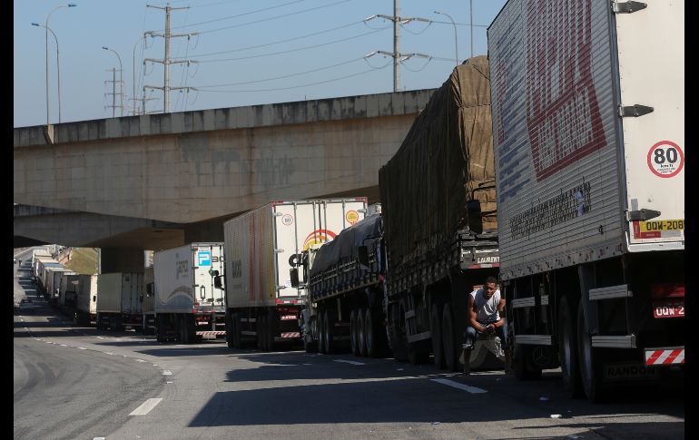 Tráilers se ven estacionados en  una carretera federal en Embu das Artes,  Brasil. Una huelga de transportistas que suma ocho días paraliza al país.