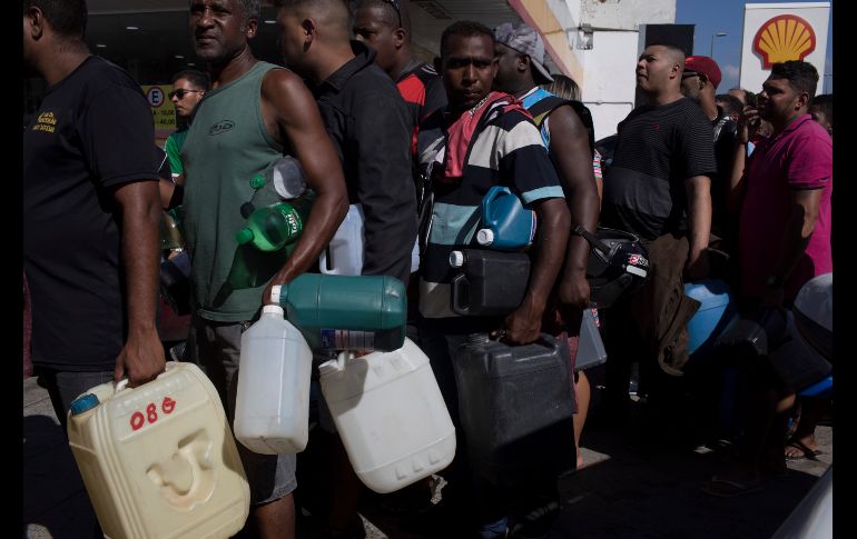 Habitantes hacen fila en una gasolinera de Río de Janeiro. El paro afecta el abastecimiento de combustibles.