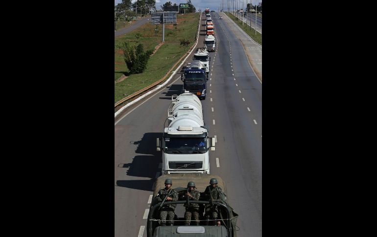 Soldados escoltan vehículos que trasladan combustible al aeropuerto en Brasilia. Al menos cinco aeropuertos cancelaron vuelos el lunes.
