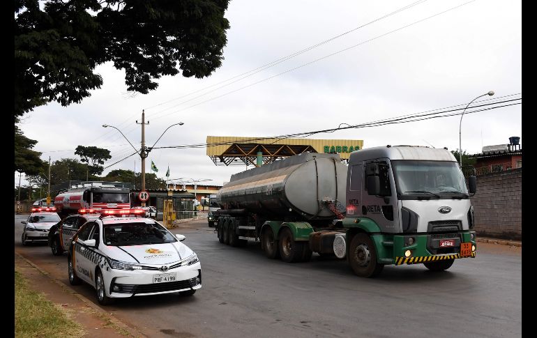 Vehículos de la policía escoltan un tráiler con combustible en Brasilia.