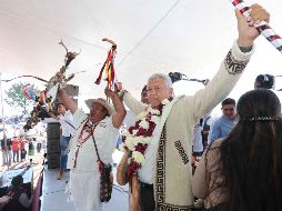 En el mitín realizado en la comunidad del Estado de México, López Obrador recibió un bastón de mando mazahuas. SUN / V. Rosas