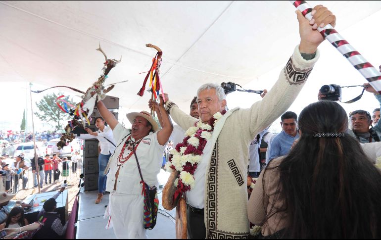En el mitín realizado en la comunidad del Estado de México, López Obrador recibió un bastón de mando mazahuas. SUN / V. Rosas