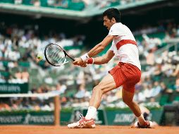 Primera ronda. El serbio Novak Djokovic regresa una bola al brasileño Rogerio Dutra Silva, a quien venció en tres sets. AFP