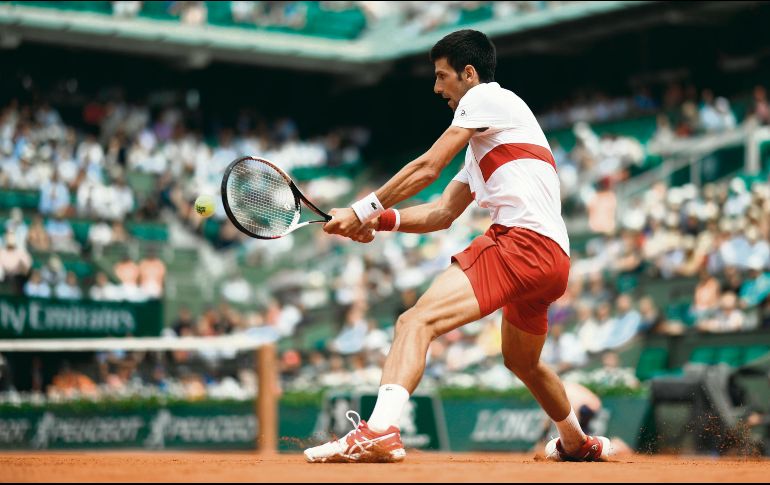 Primera ronda. El serbio Novak Djokovic regresa una bola al brasileño Rogerio Dutra Silva, a quien venció en tres sets. AFP