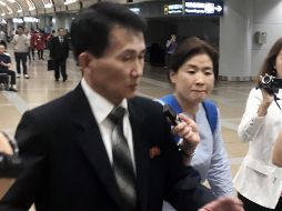 El director general del Ministerio de Relaciones Exteriores de Corea del Norte para asuntos de América del Norte, Choe Kang-il, recorre el aeropuerto internacional de Pekín. EFE/YONHAP