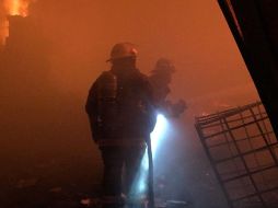 El fuego comenzó en un taller mecánico pero se propagó a tres domicilios más. ESPECIAL / Bomberos de Guadalajara