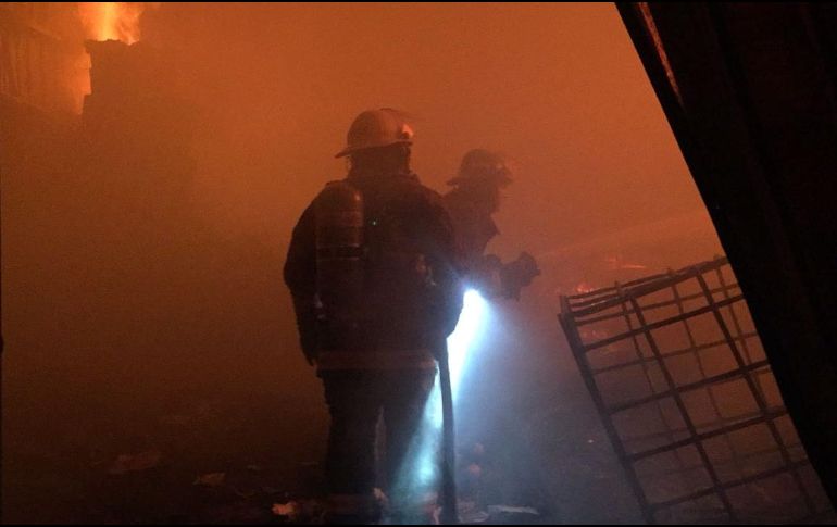 El fuego comenzó en un taller mecánico pero se propagó a tres domicilios más. ESPECIAL / Bomberos de Guadalajara
