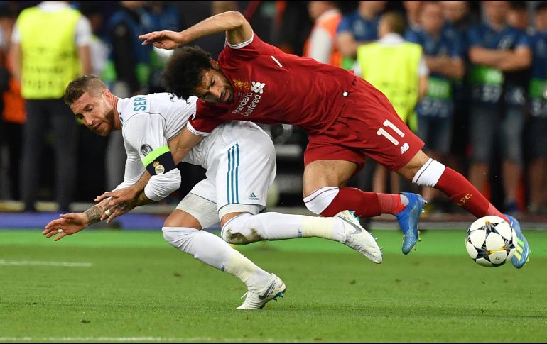 Debido a la lesión, Salah no pudo jugar el partido completo ante el Real Madrid, mismo en que los españoles se coronaron campeones por tercera vez consecutiva. AFP / ARCHIVO