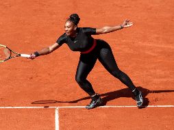 Williams, de 36 años y recién convertida en madre, doblegó a su rival por 7-6 (4) y 6-4 en una hora y 45 minutos. EFE / G. Horcajuelo