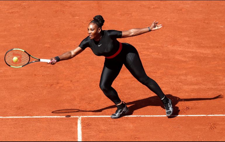 Williams, de 36 años y recién convertida en madre, doblegó a su rival por 7-6 (4) y 6-4 en una hora y 45 minutos. EFE / G. Horcajuelo