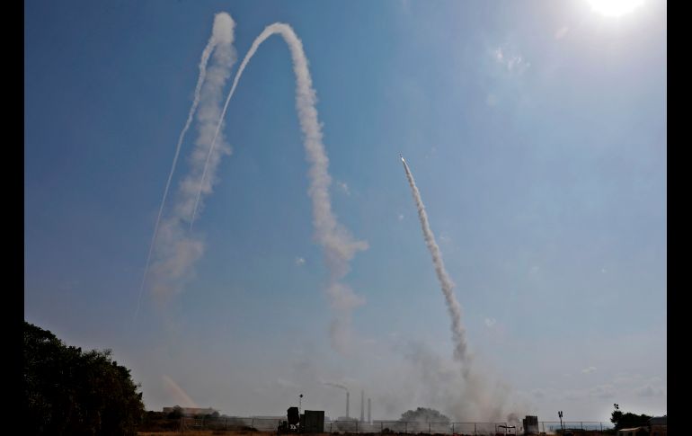 Militares israelíes lanzan un misil del sistema de defensa aéreo en Ashkelon. Israel bombardeó más de 30 
