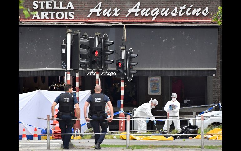 Policías investigan el sitio de un tiroteo en Lieja, Bélgica. Un presunto terrorista mató a dos mujeres policía y a un civil, e hirió a otras cuatro personas. AP/G. Vanden Wijngaert