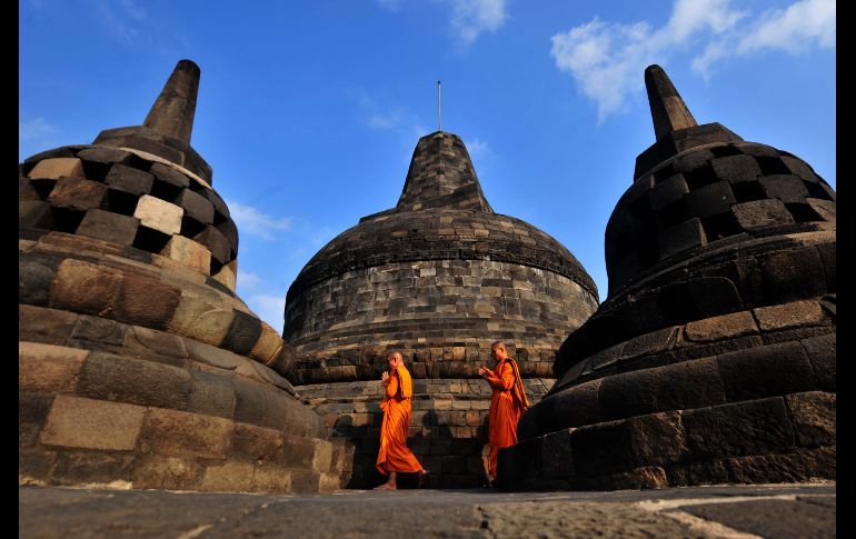 Monjes budistas dirigen oraciones en el templo Borobudur de Magelang, Indonesia, en el marco del Día de Vesak, que conmemora el nacimiento, iluminación y muerte de Buda.  Es el día más sagrado para millones de budistas de todo el mundo. AFP/A. Supriyanto