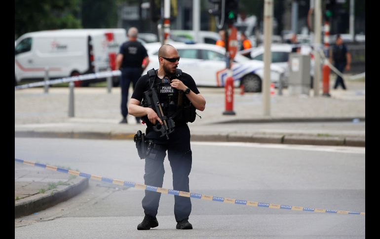 Agentes forman un cordón policial. EFE/J. Warnand