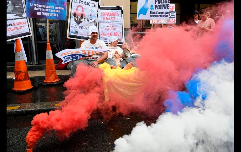 Policías en pijamas se manifiestan frente a una prefectura policial en París, en contra de los turnos laborales agotadores. AFP/B. Guay