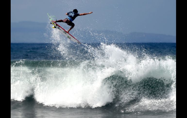 El brasileño Yago Dora participa en el tour del campeonato de la Liga Mundial de Surf en Keramas, en la isla indonesia de Bali. AFP/S. Tumbelaka