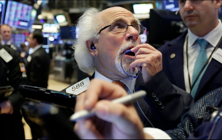 El Dow Jones perdió 390.68 puntos y terminó en 24 mil 362.41 enteros. AP / R. Drew
