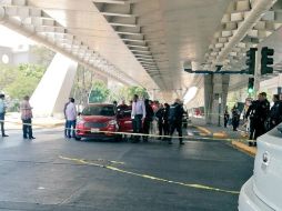 La avenida Lázaro Cárdenas en su cruce con López Mateos, quedó cerrada a la circulación. TWITTER/ @YONOFUI