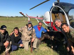 Las fotografías y un video muestran a Cavani junto a un helicóptero y un jabalí muerto, un animal que es plaga en Uruguay. ESPECIAL