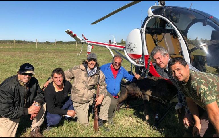 Las fotografías y un video muestran a Cavani junto a un helicóptero y un jabalí muerto, un animal que es plaga en Uruguay. ESPECIAL