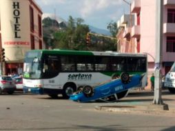 La riña entre taxistas en donde el periodista resultó lesionado, tuvo lugar este lunes en la capital oaxaquense. ESPECIAL / YOUTUBE